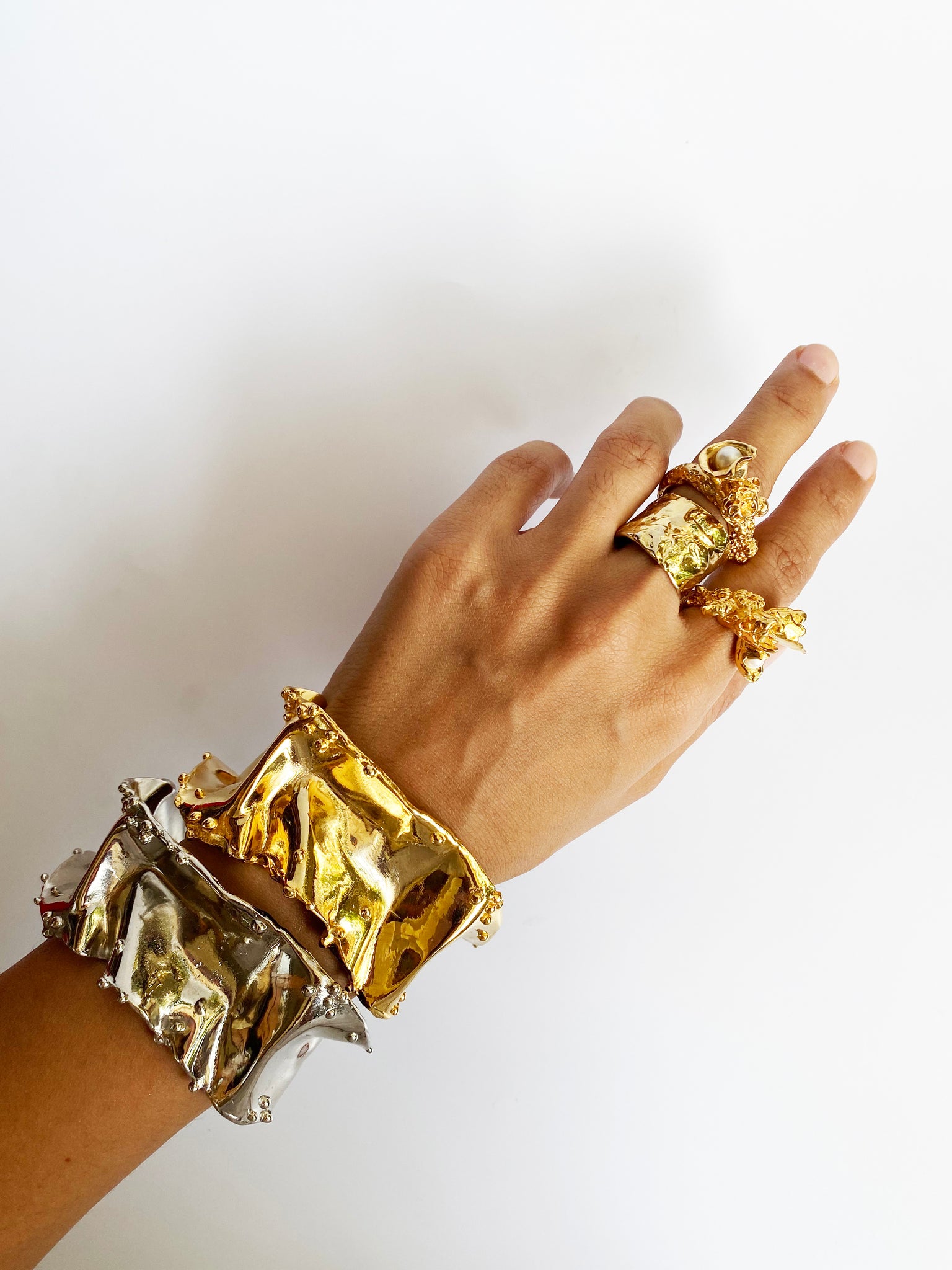 Arm cuff outlet